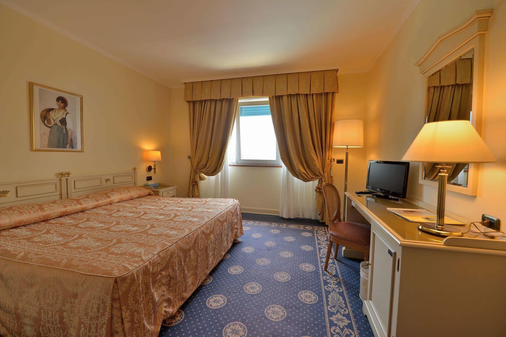 Hotel Savoy Palace Gardone Riviera Exterior foto